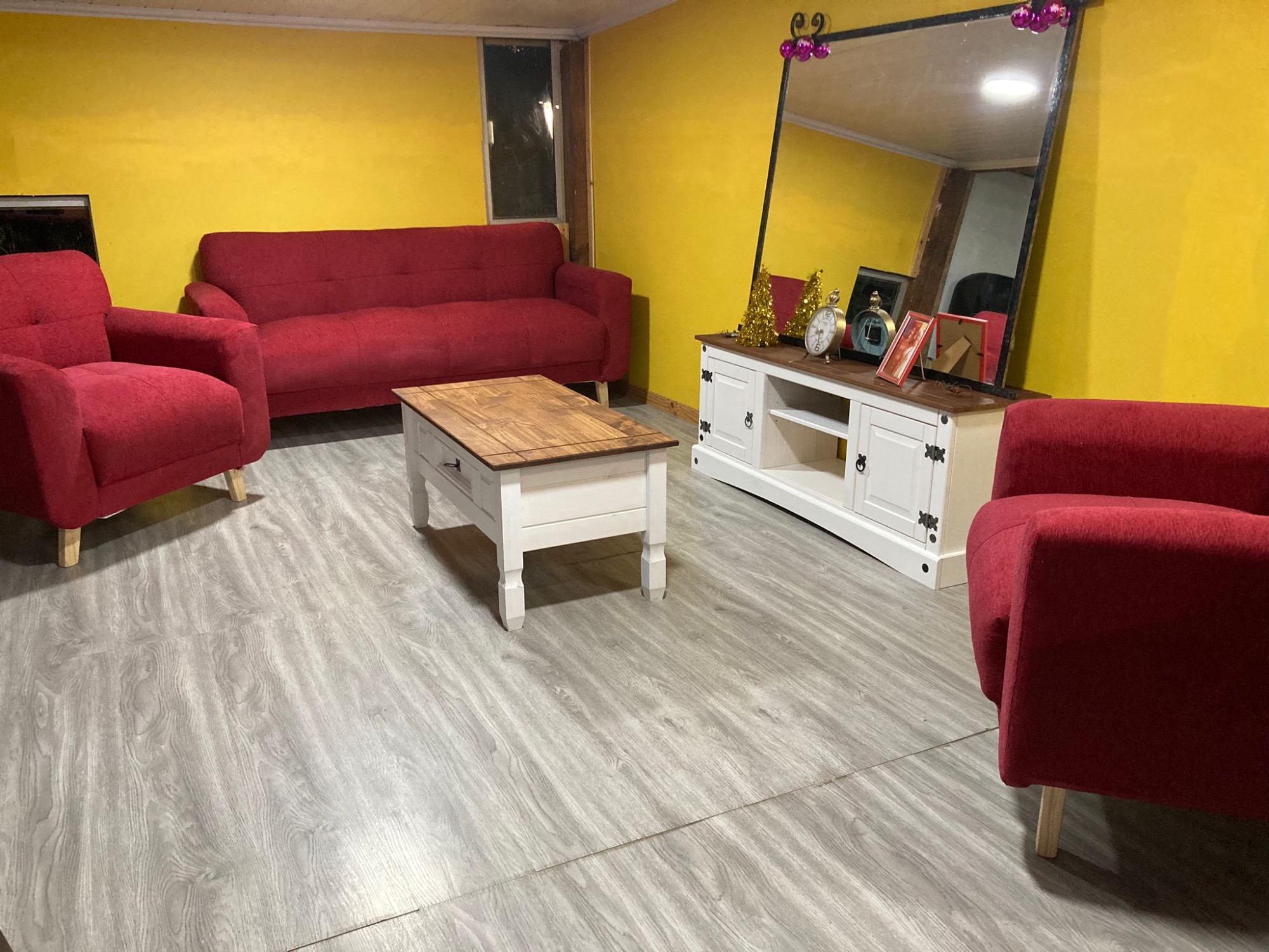 TODO MUEBLES Juego de Living Sillones: 1 y 3 cuerpos,
Mesa ratona,
Cómoda