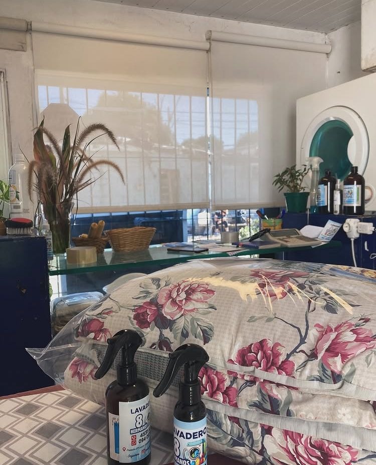 Lavanderia 8 Hemanos Lavadero 8 Hermanos LIMPIEZA ALFOMBRAS
PLANCHADO
SECADOS ROPA
LAVANDER