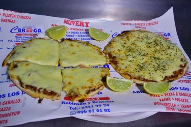 Pizzería Braga 2 (Pérez Castellano) Pizzeta con muzzarella.