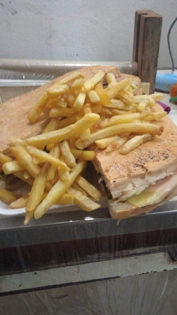 LA COCINA DE VANE Chivito al pan con papas fritas 
