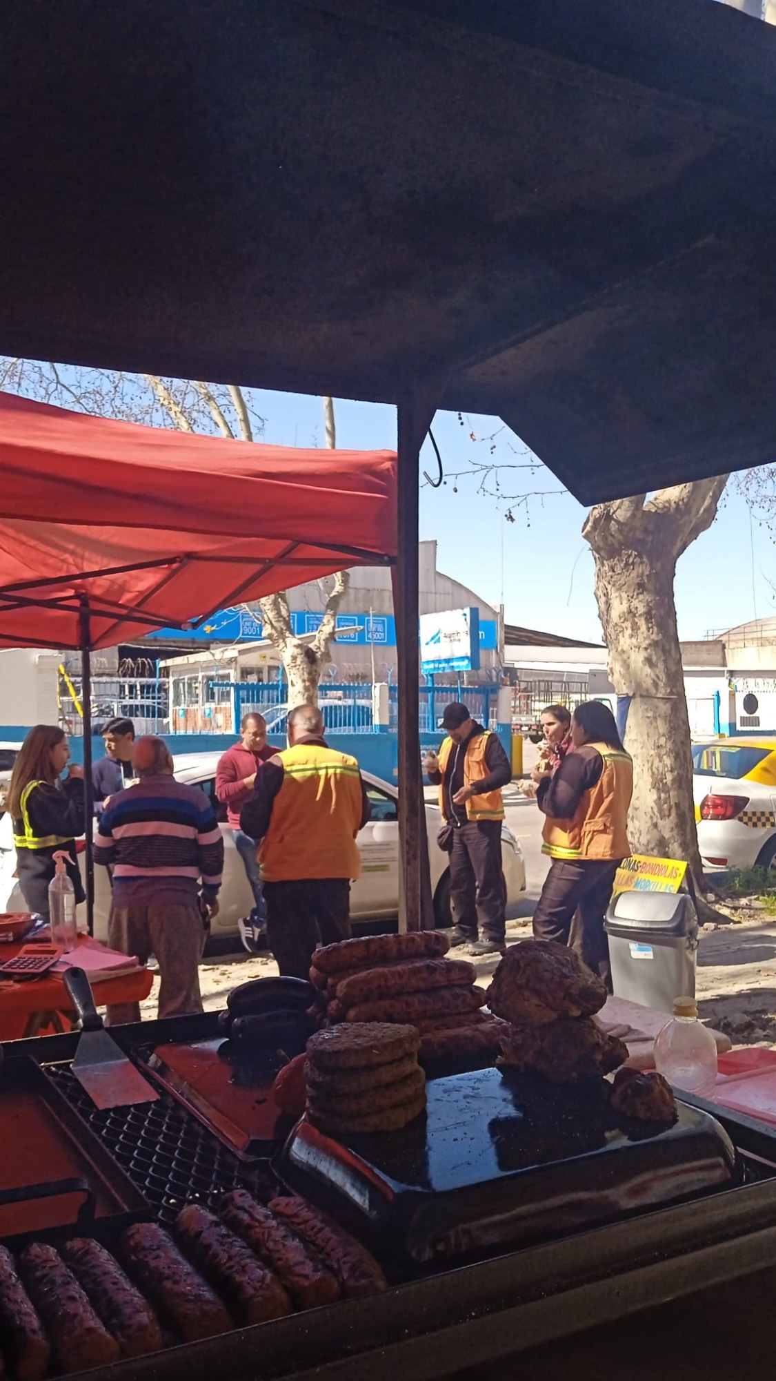PARRILLA EL QUEBRACHO CLIENTES Todas las semanas suelen venir personal de la inte