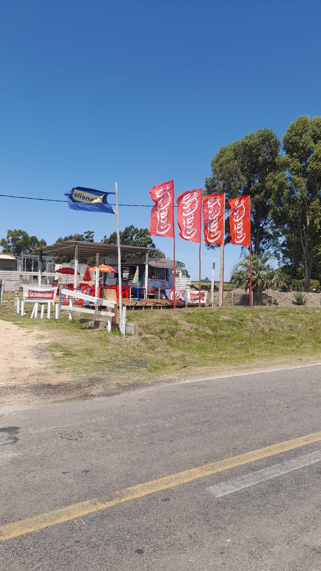 Al Toque Al Toque CHIVITOS
HELADOS
PANCHOS
HAMBURGUESAS
COMIDAS PREP