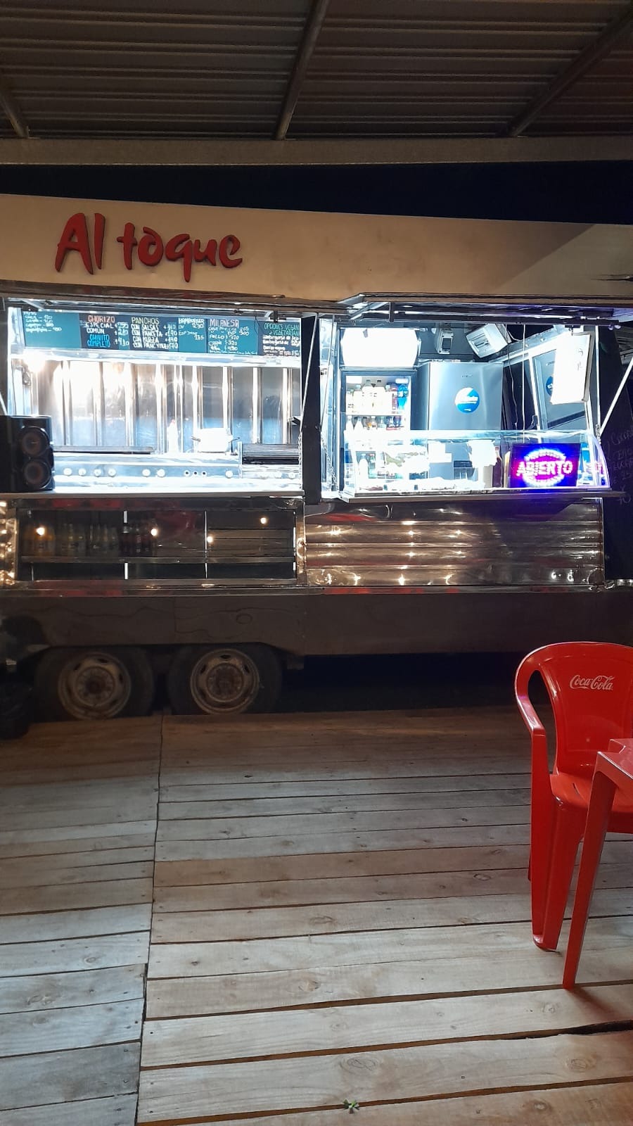 Al Toque Al Toque CHIVITOS
HELADOS
PANCHOS
HAMBURGUESAS
COMIDAS PREP