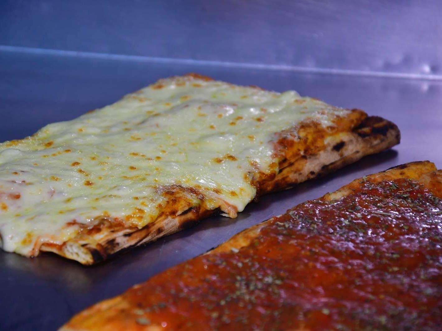 Pizzería Braga (La Blanqueada) Pizza muzzarella y pizza común 