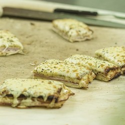 Pizzería Braga (La Blanqueada) Sandwich caliente con muzzarella por arriba