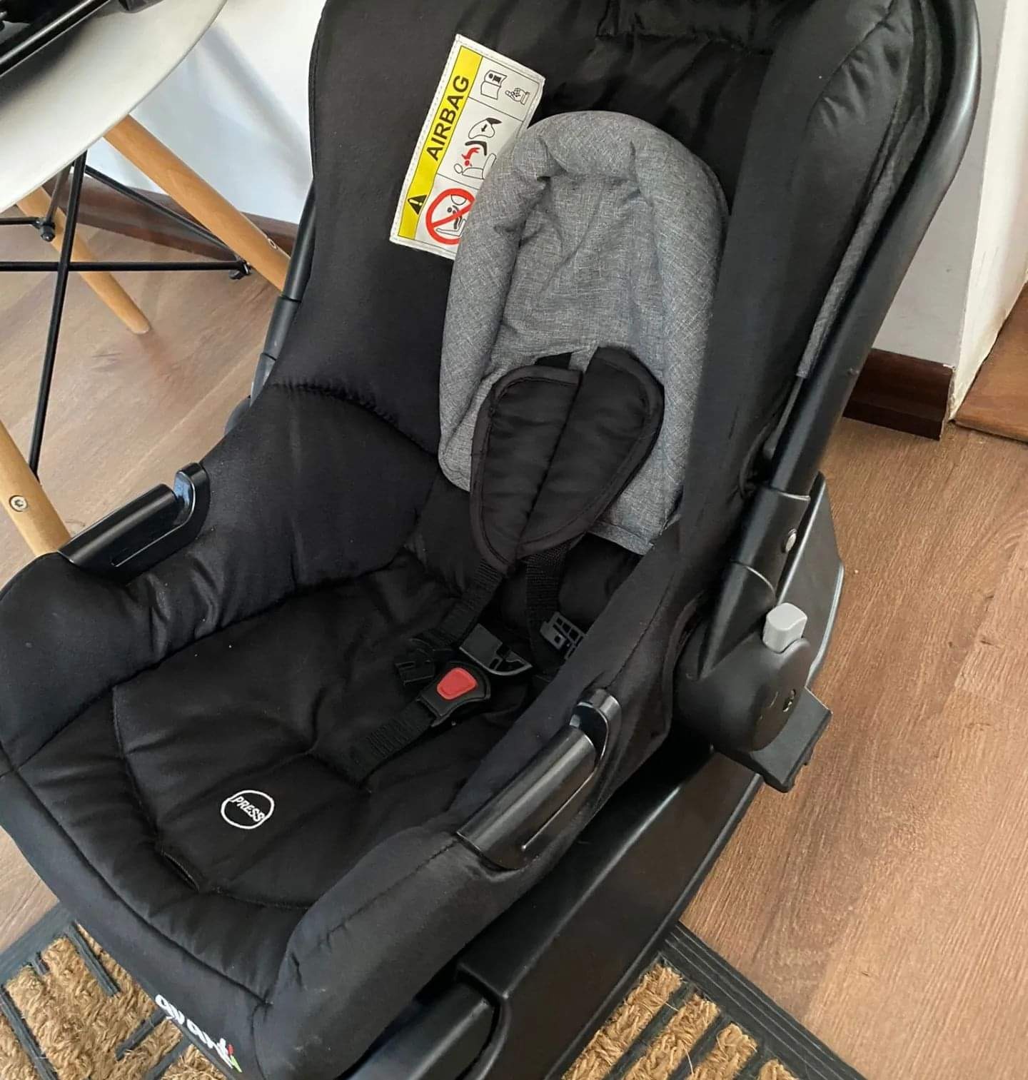 LA PETITE UY SECOND HAND  