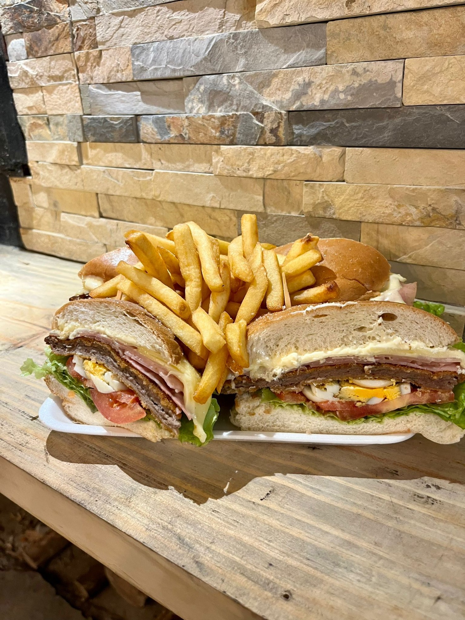 ALE PIZZAS DELIVERY Milanesa en 2 panes completa. 