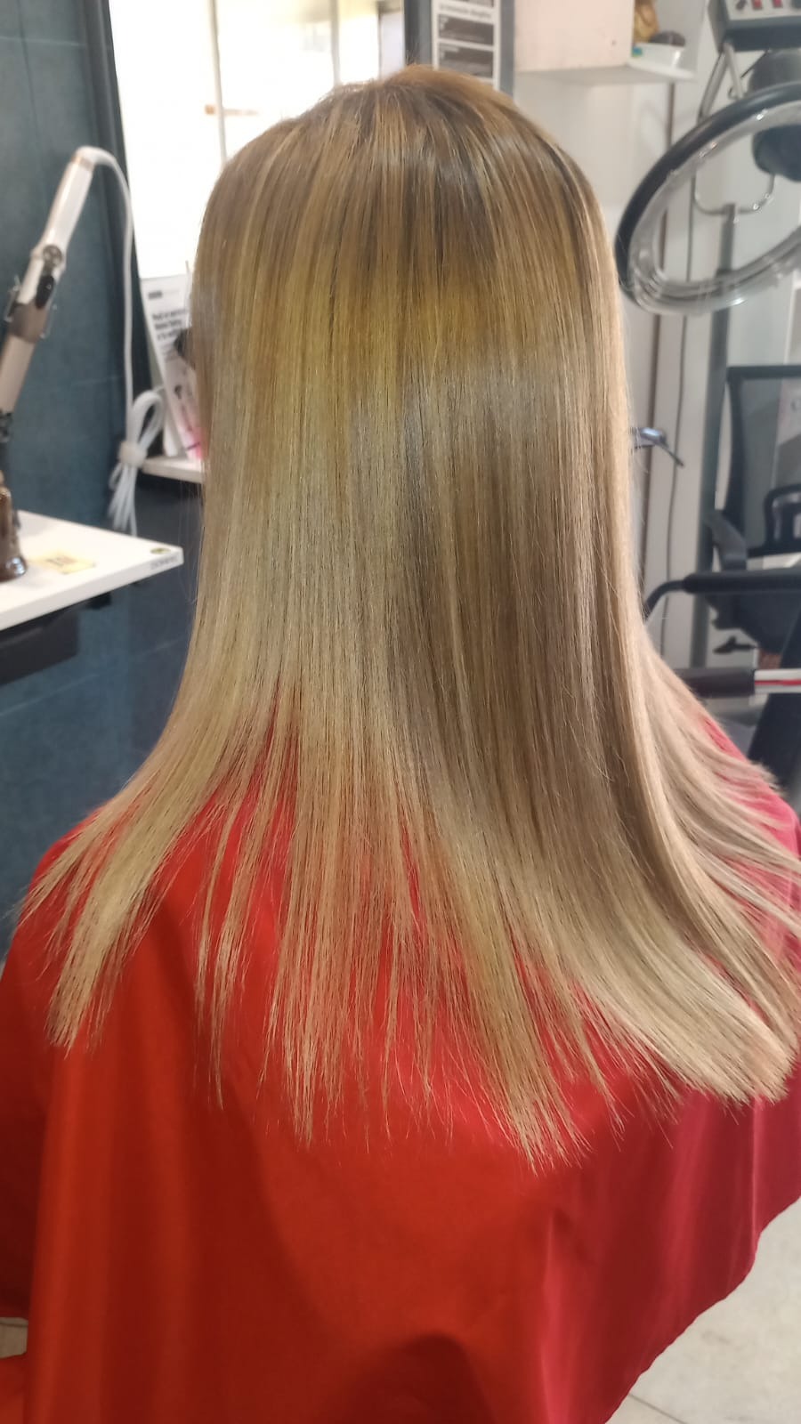 Verte Radiante VERTE RADIANTE PELUQUERIA 
PEINADOS
COLORISTA
CENTRO ESTETICA