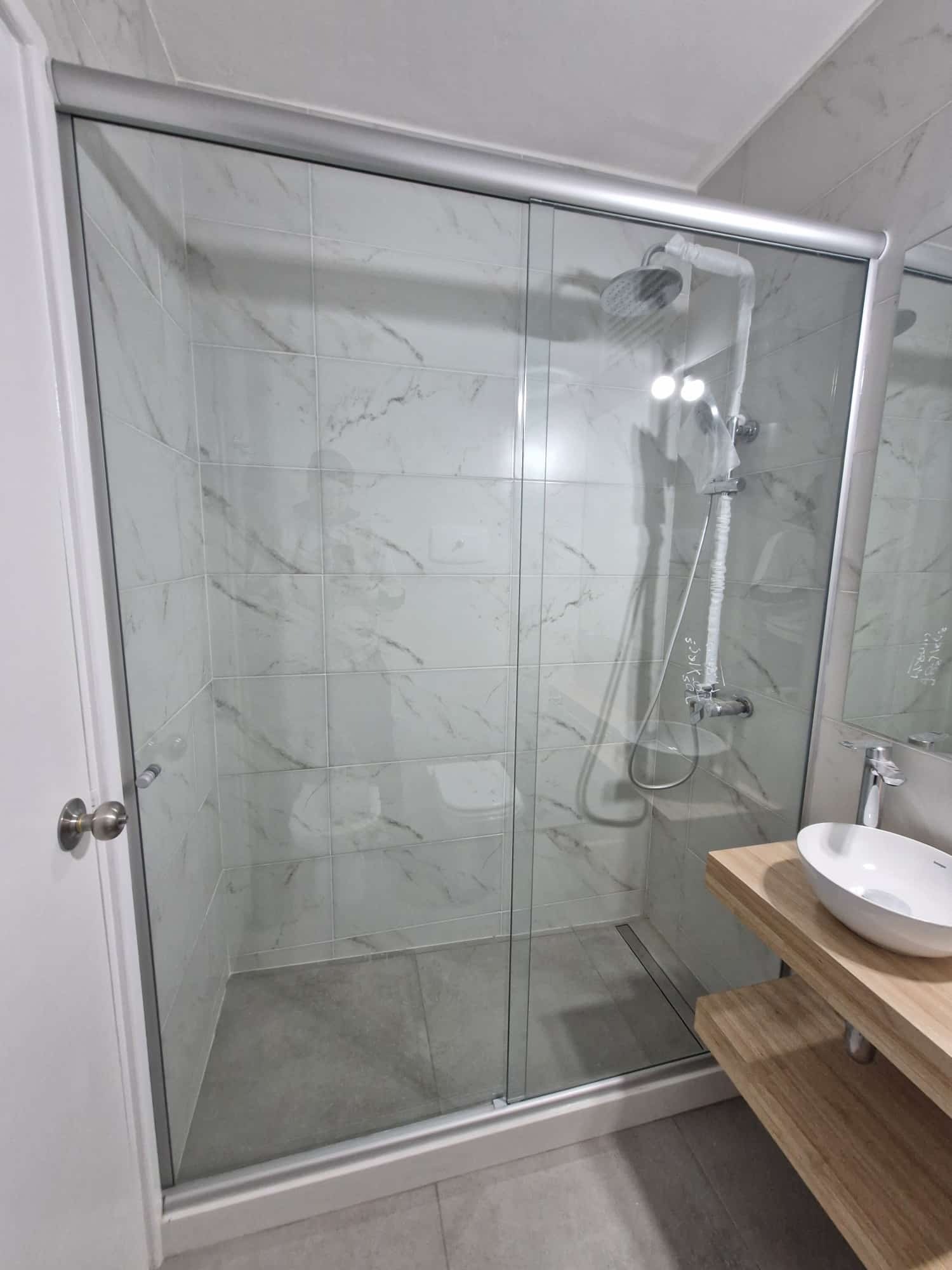 VIDRIERIA M.G VIDRERIA M.G Mamparas de baño 