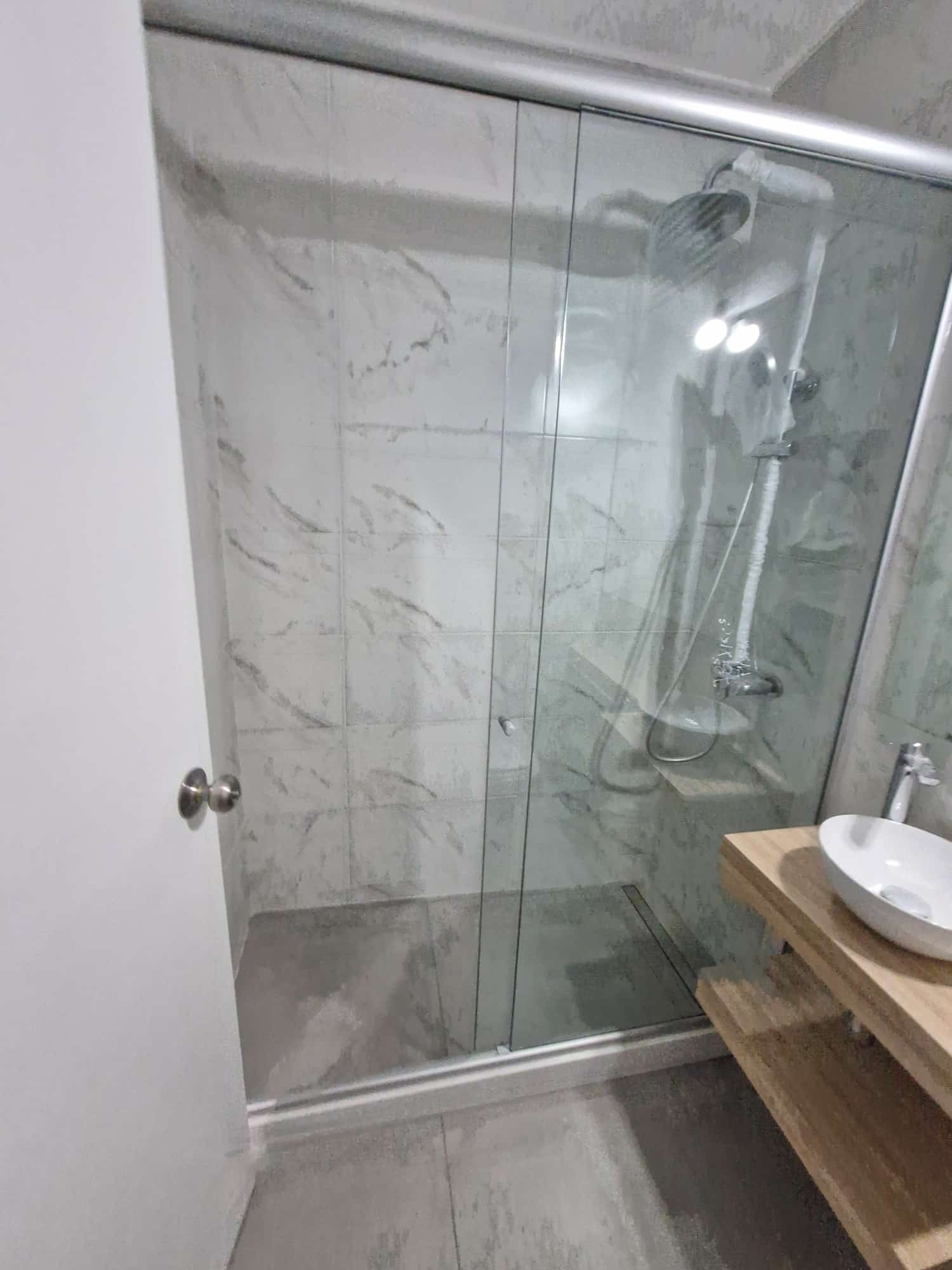 VIDRIERIA M.G VIDRERIA M.G Mamparas de baño 