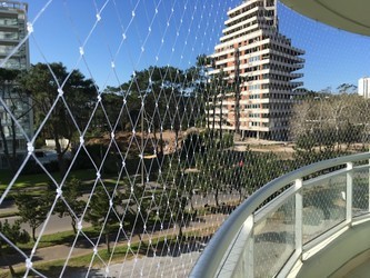 MARCOS SABAJ Redes de protección transparentes.