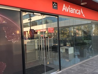 MARCOS SABAJ Burletes en puertas de vidrio.