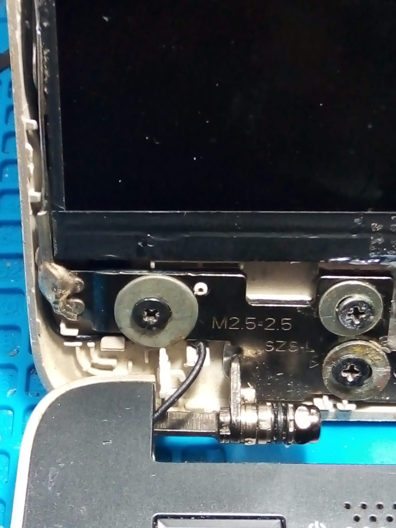 EVOTEC URUGUAY  Reparación de bisagras para Notebook y Netbook 