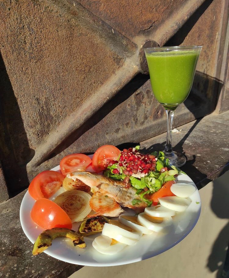 CHARLY'S CLUB Pollo grille con ensalada de vegetales y granada con Jugo detox 