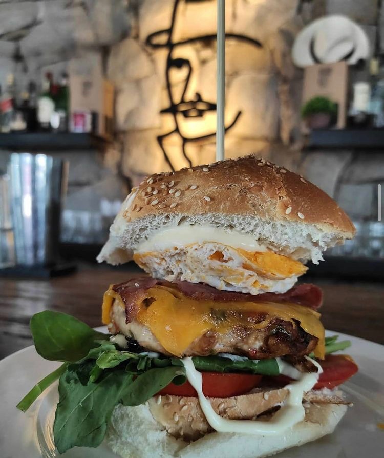 CHARLY'S CLUB Hamburguesa de pollo casera con fritas 