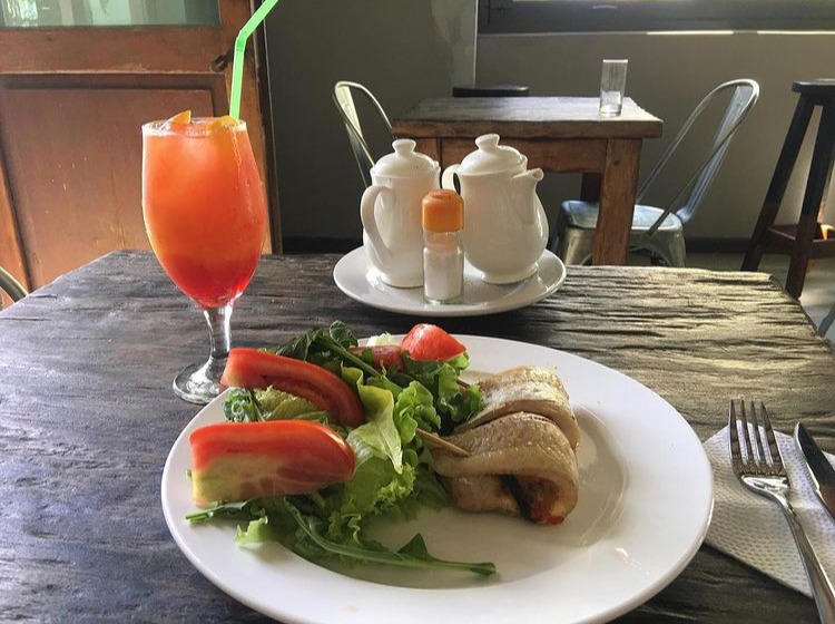 CHARLY'S CLUB Merluza rellena de espinaca y mozzarella y Trago: Garibaldi 