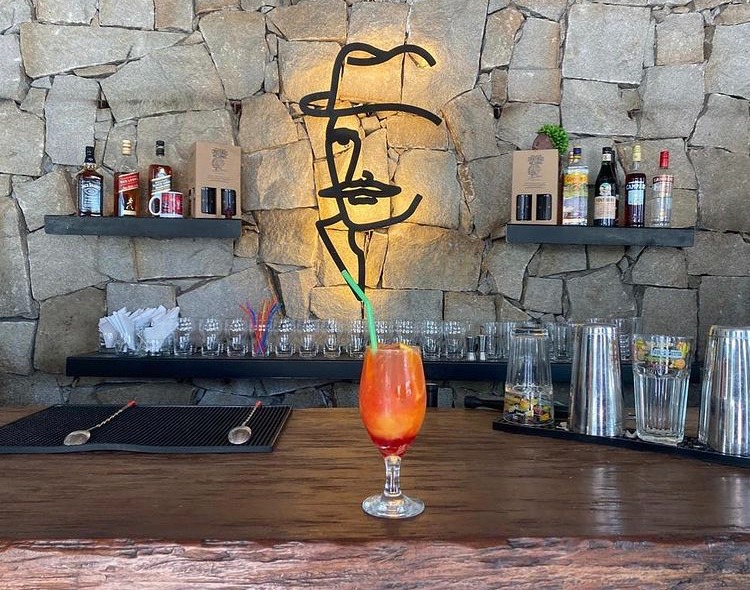 CHARLY'S CLUB Garibaldi 
Campari y jugo de naranja