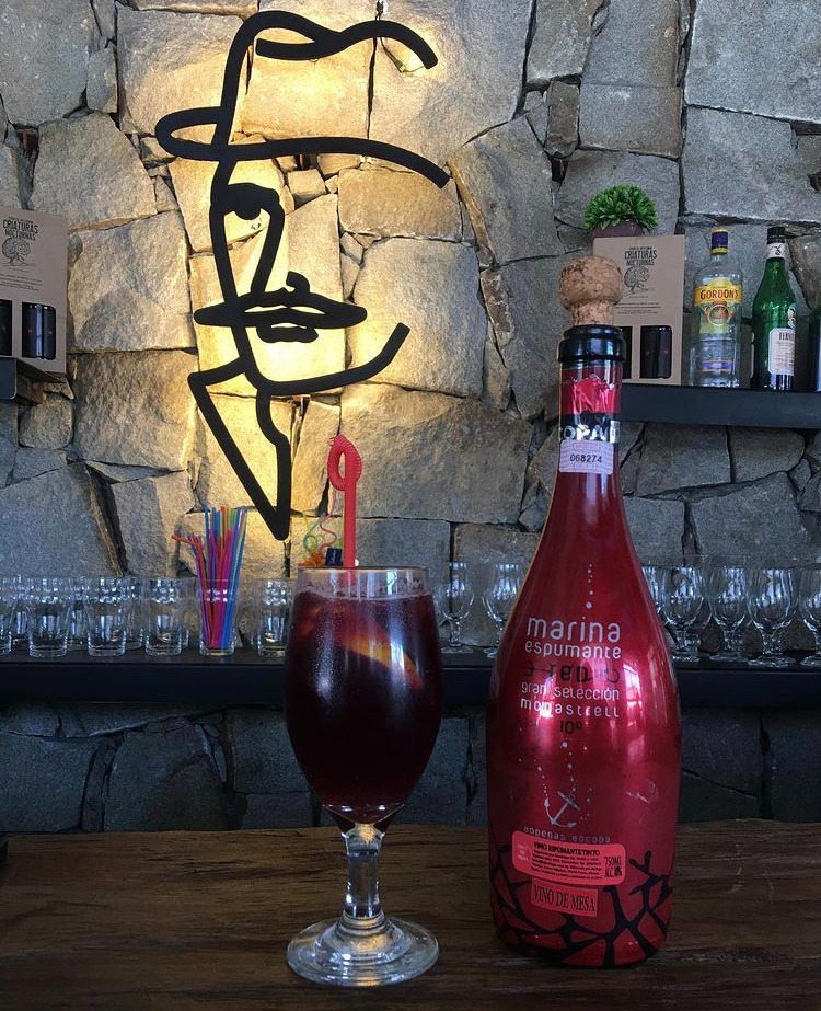 CHARLY'S CLUB Sangría Charly Jugo de naranja, vino tinto espumante, hielo y tro