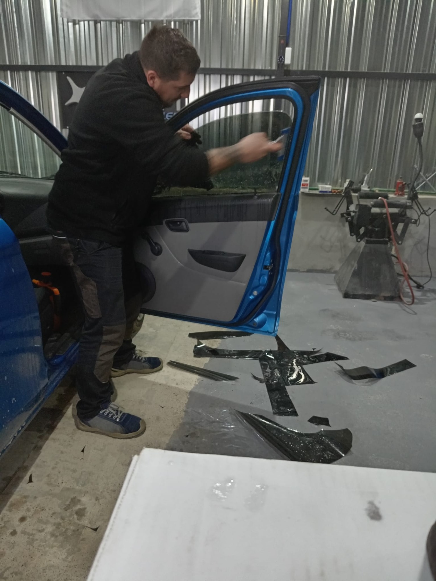 MR TIRE SOLUCIONES MR TIRE SOLUCIONE Polarizado de autos en general