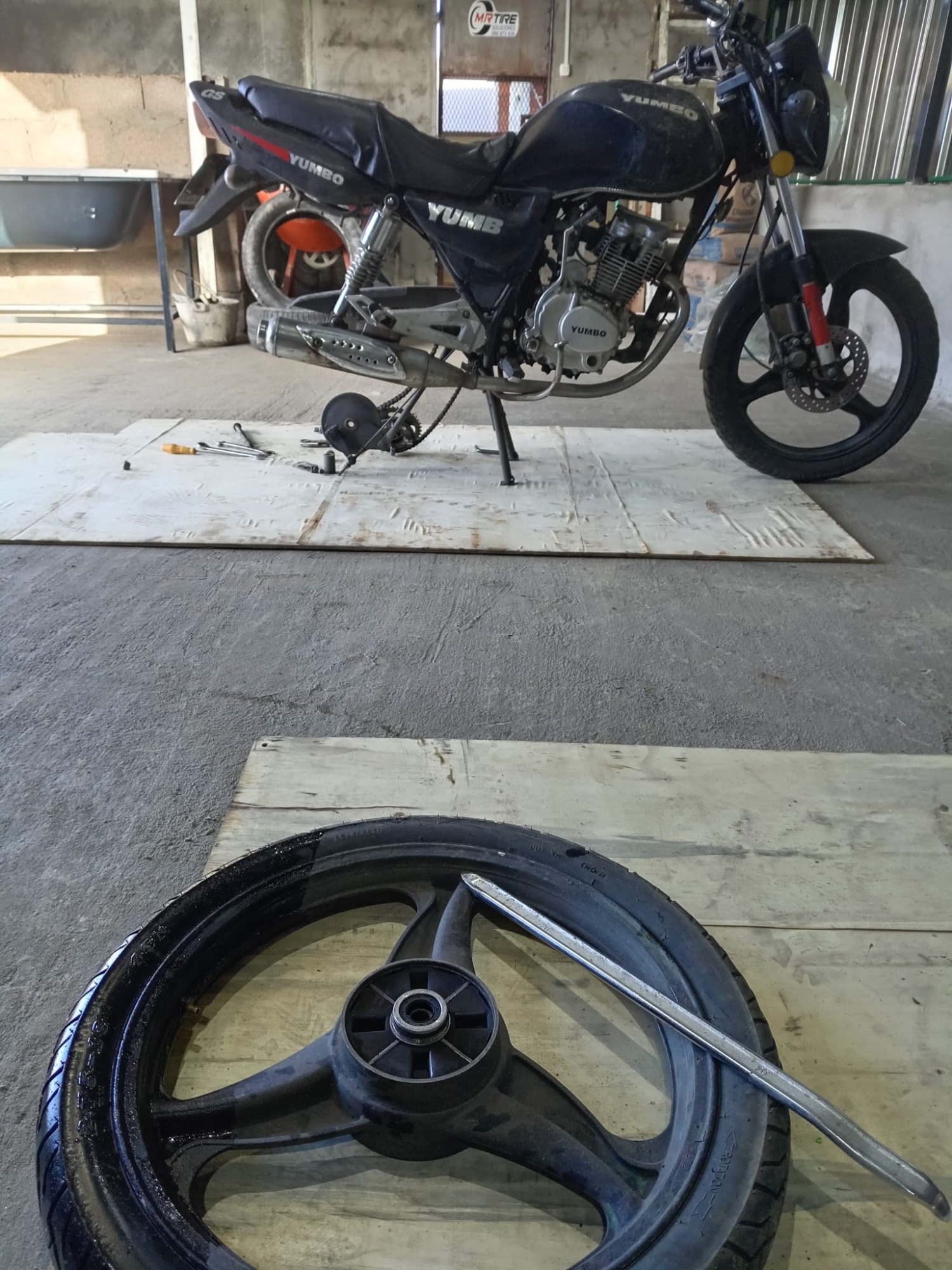 MR TIRE SOLUCIONES MR TIRE SOLUCIONE Polarizado de autos en general