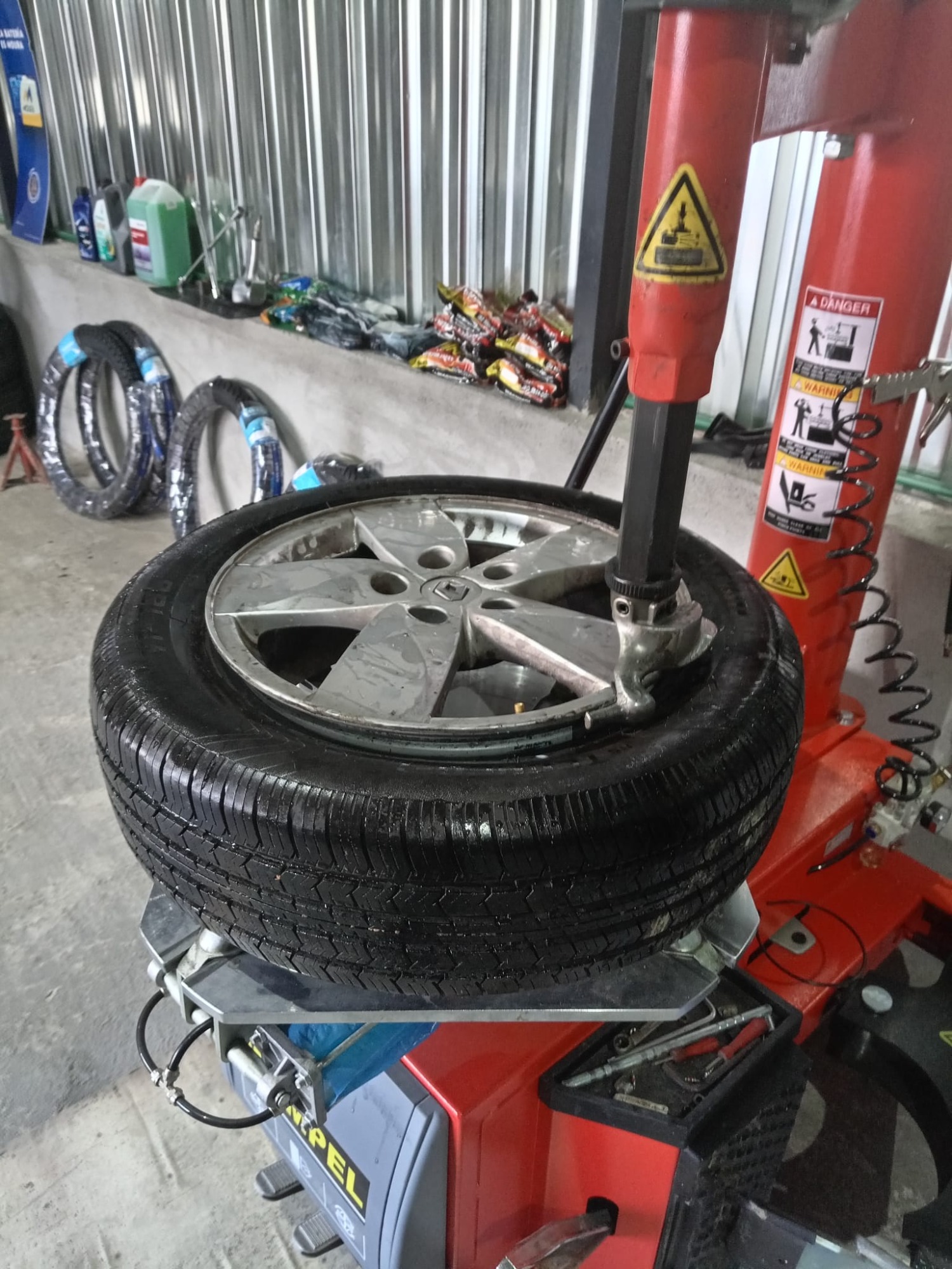 MR TIRE SOLUCIONES MR TIRE SOLUCIONE Polarizado de autos en general