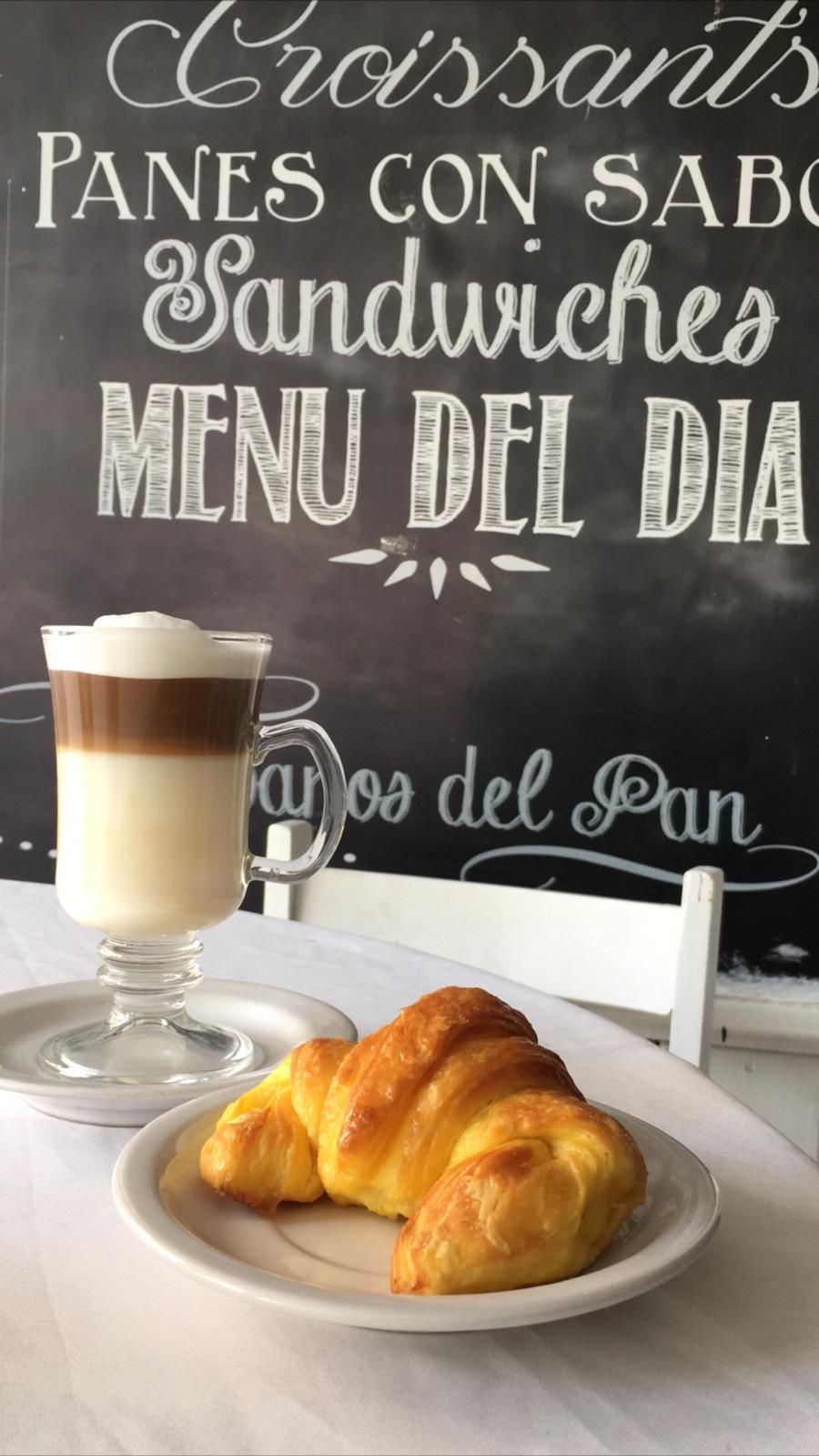 PANADERÍA PUNTA DEL ESTE 2 Cortado con medialuna. 