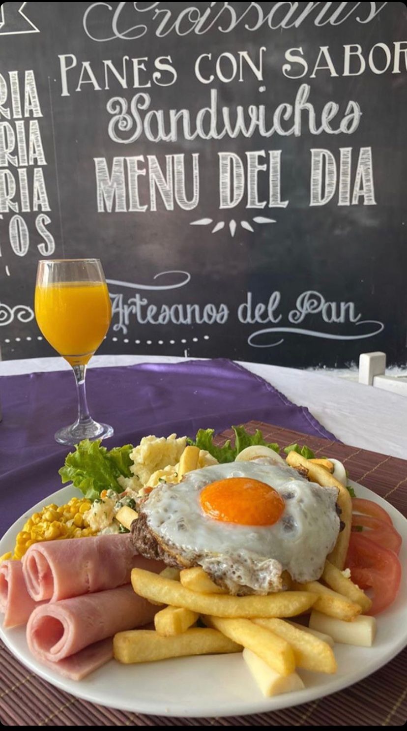 PANADERÍA PUNTA DEL ESTE 2 Chivito al plato con fritas y ensalada. 