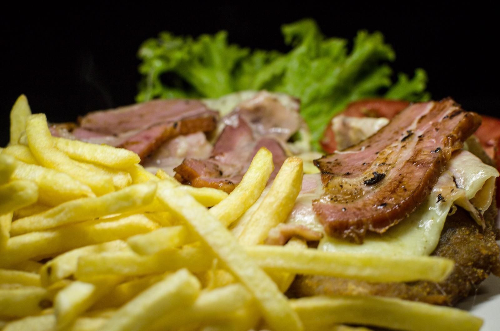 PANADERÍA PUNTA DEL ESTE 2 Milanesa con bacon y Fritas. 