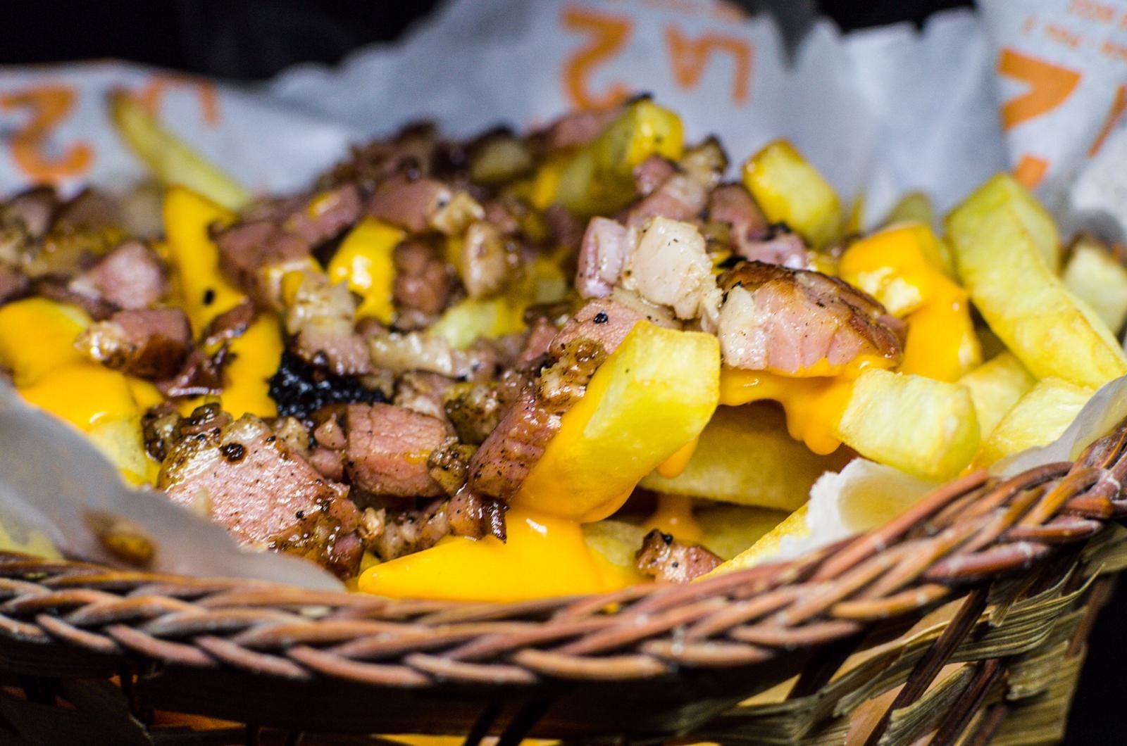 PANADERÍA PUNTA DEL ESTE 2 Fritas con chedar y bacon. 