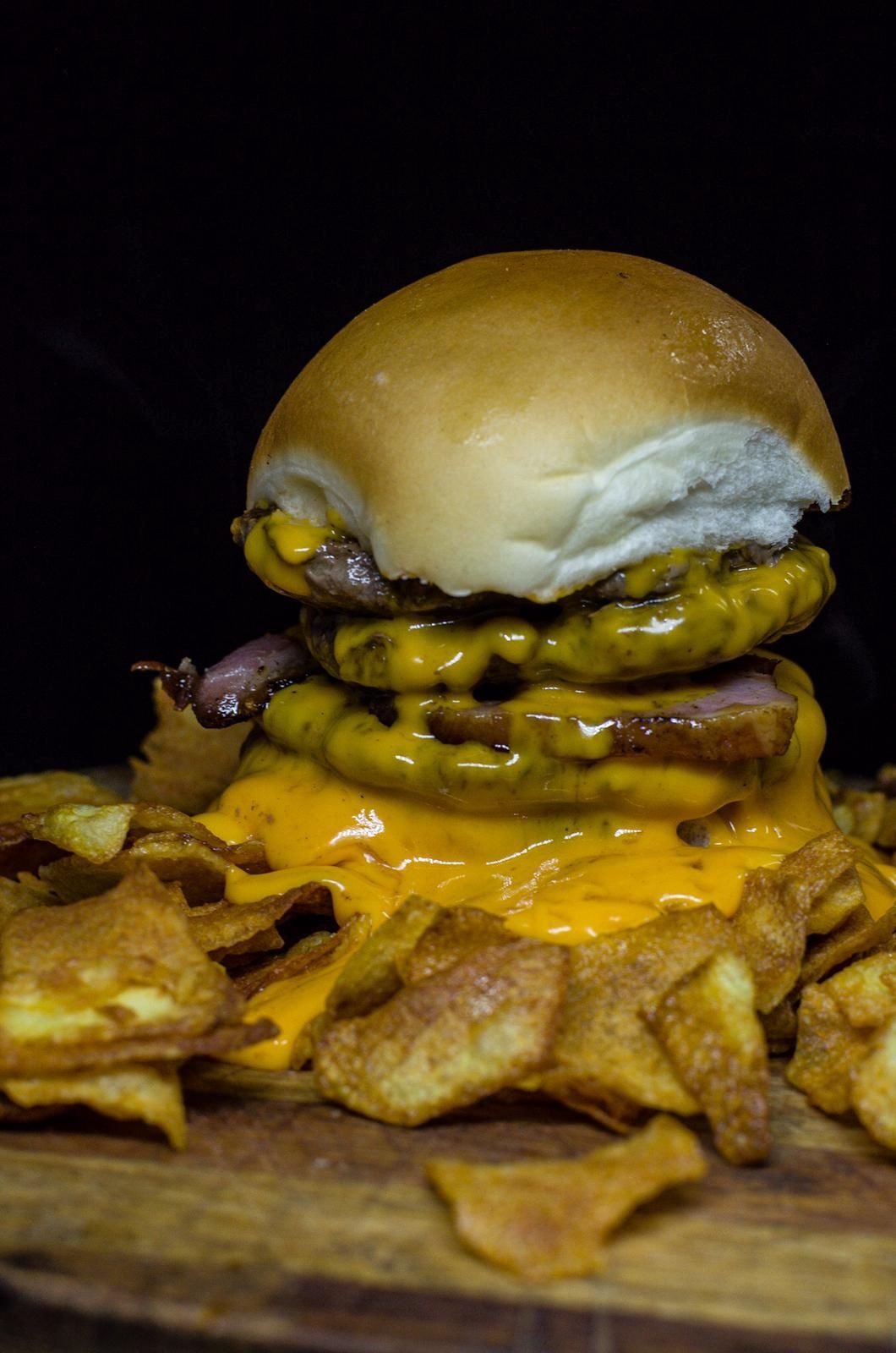 PANADERÍA PUNTA DEL ESTE 2 Hamburguersa con chedar y bacon. 