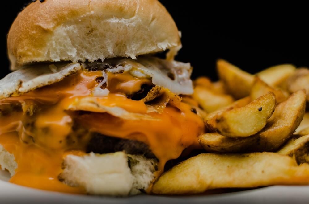 PANADERÍA PUNTA DEL ESTE 2 Hamburguesa con chedar y huevo frito. 