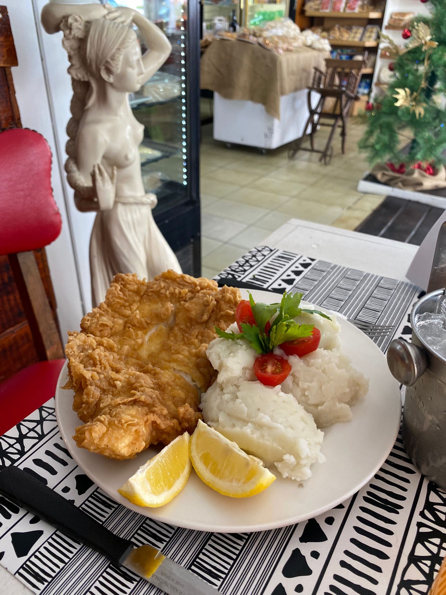 PANADERÍA PUNTA DEL ESTE 2 Milanesa de pescado con puré de papas. 
