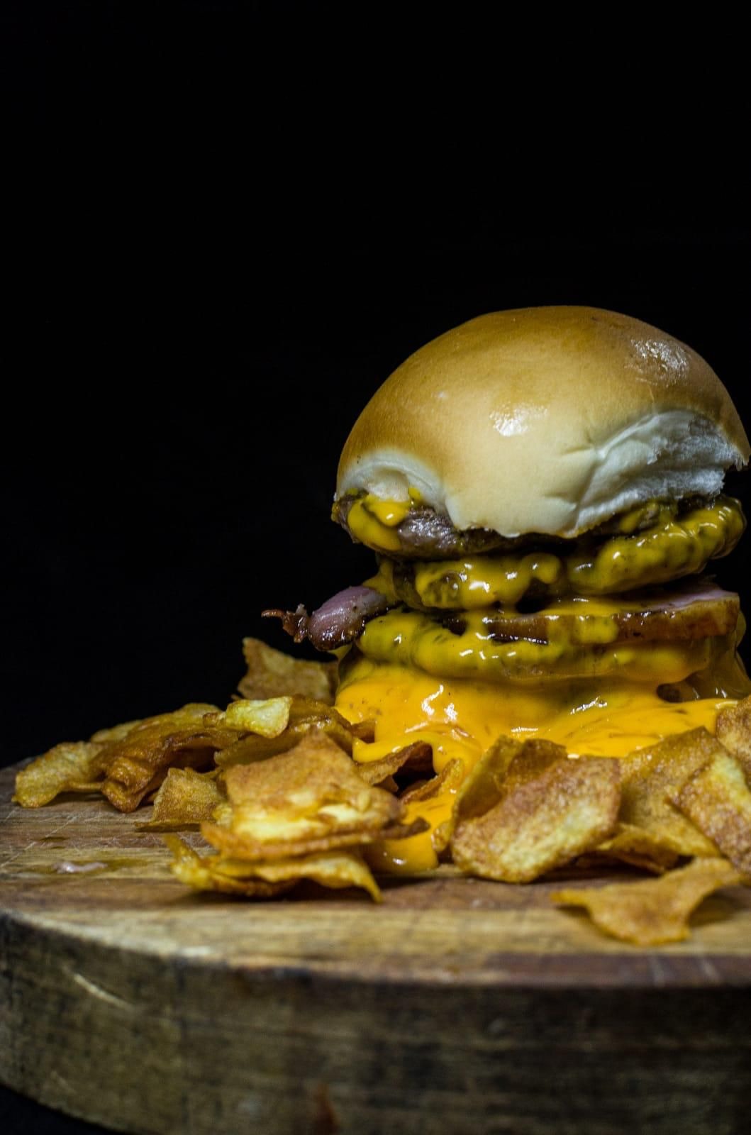 PANADERÍA PUNTA DEL ESTE 2 Hamburguersa con chedar y bacon. 