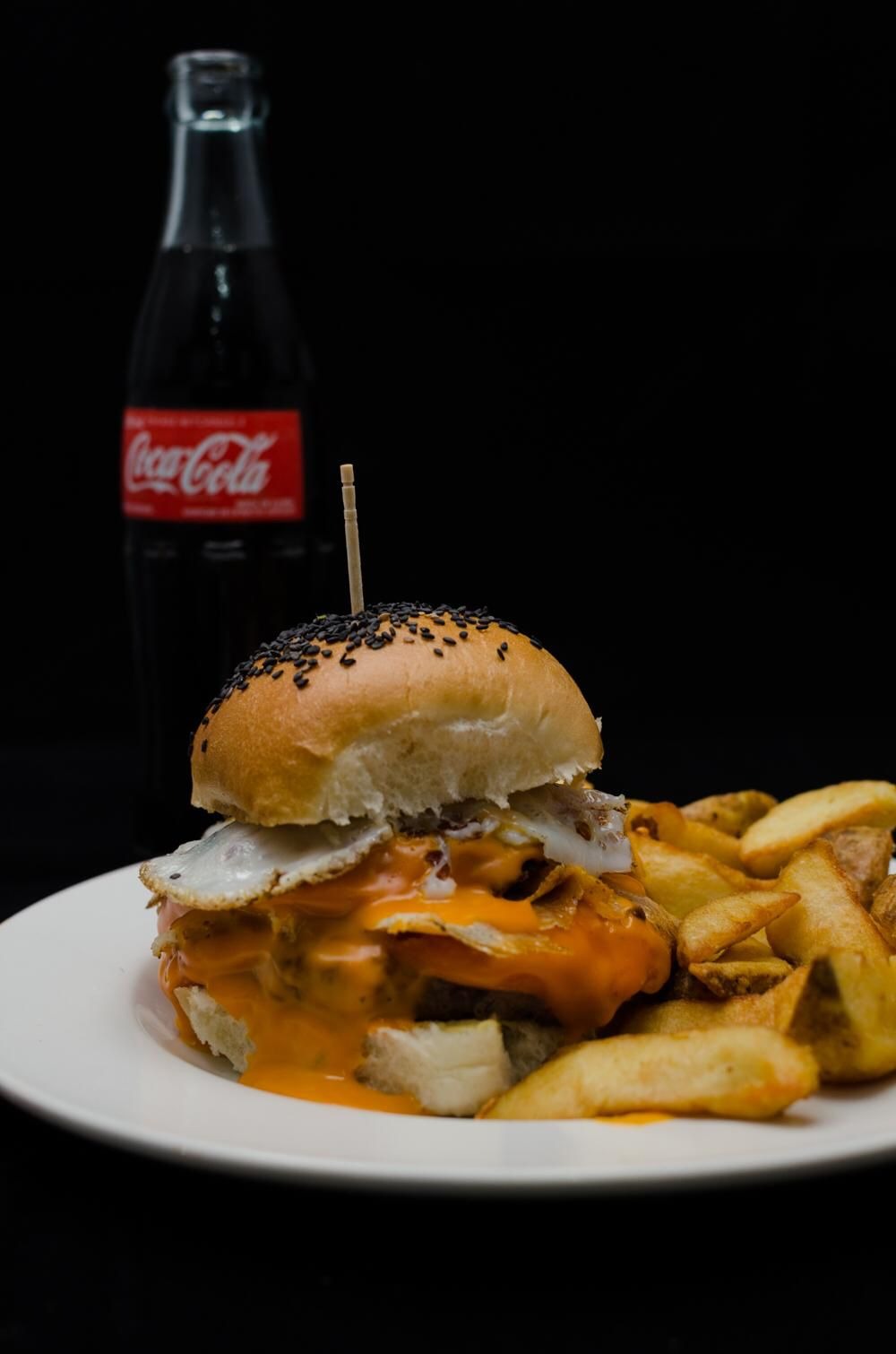 PANADERÍA PUNTA DEL ESTE 2 Hamburguesa con chedar y huevo frito. 