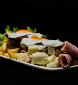 PANADERÍA PUNTA DEL ESTE 2 Chivito al plato con fritas y esalada rusa.