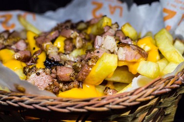 PANADERÍA PUNTA DEL ESTE 2 Fritas con chedar y bacon.