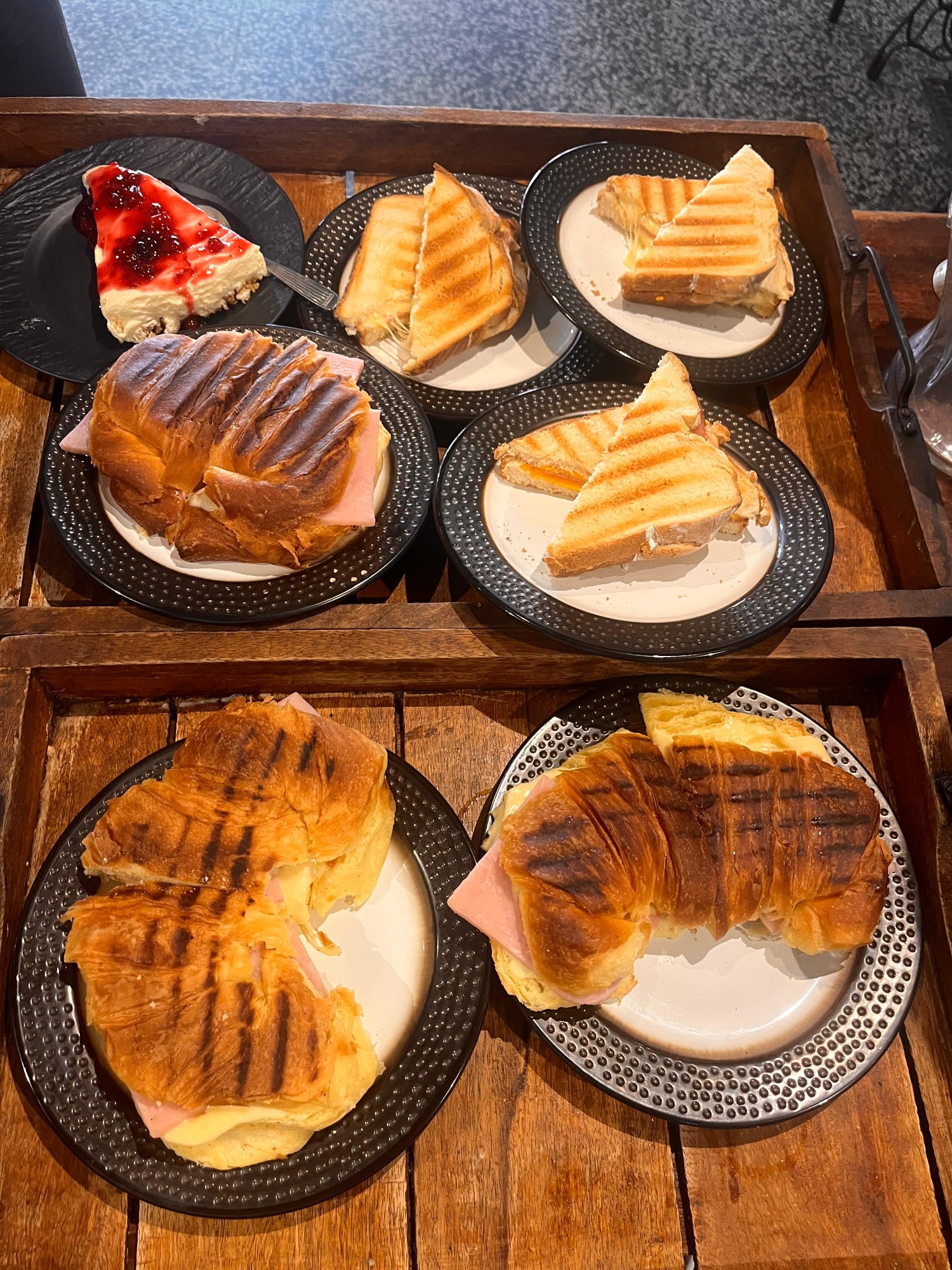 KARY CAFE KARY CAFE CAFE
SANDWICHES CALIENTES
POSTRES
CAFETERIAS
MEDIA