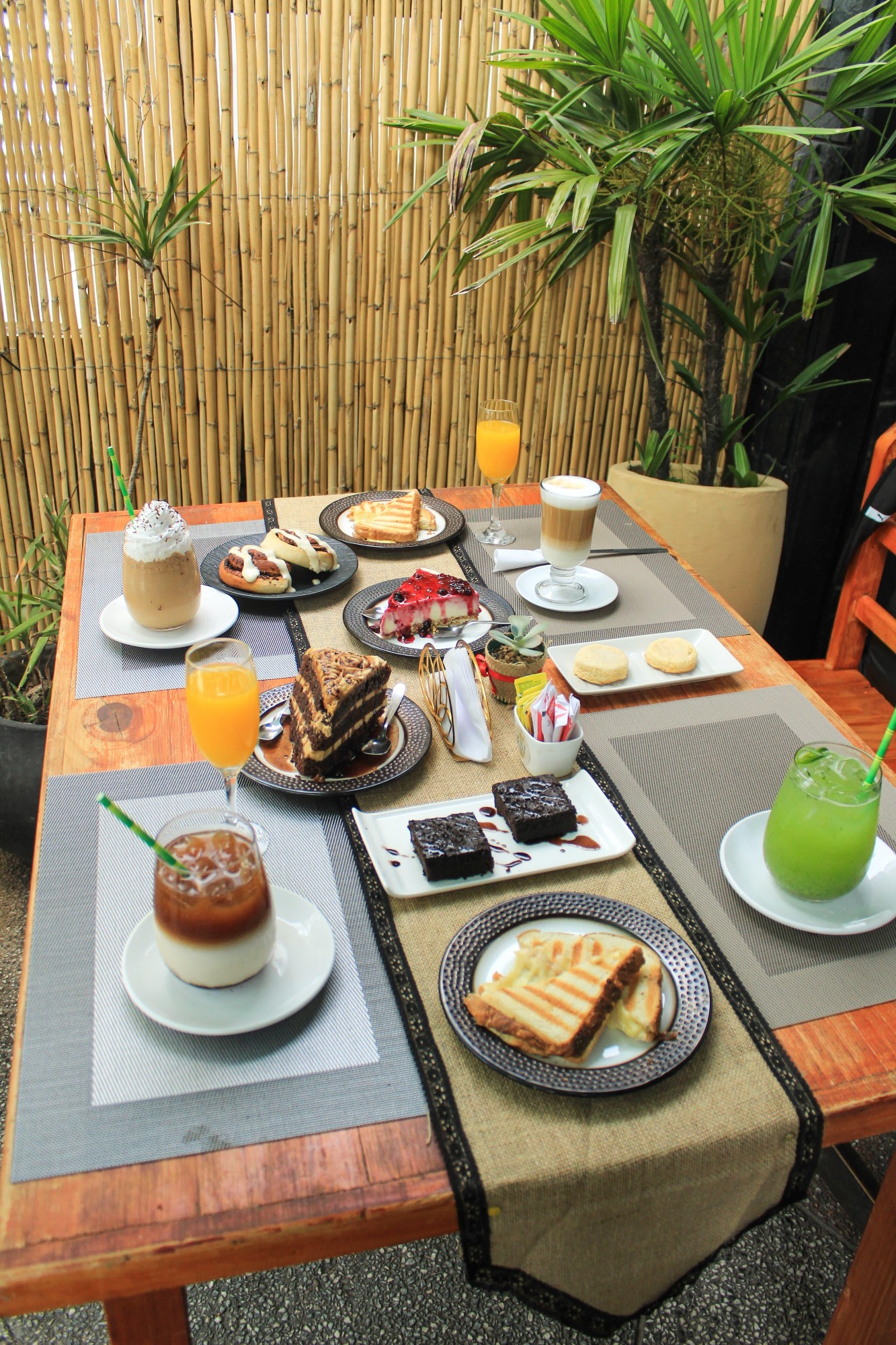 KARY CAFE KARY CAFE CAFE
SANDWICHES CALIENTES
POSTRES
CAFETERIAS
MEDIA