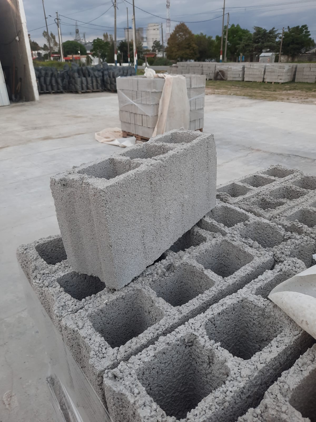 BARRACA Y LEÑERÍA LO DE RAMIRO  