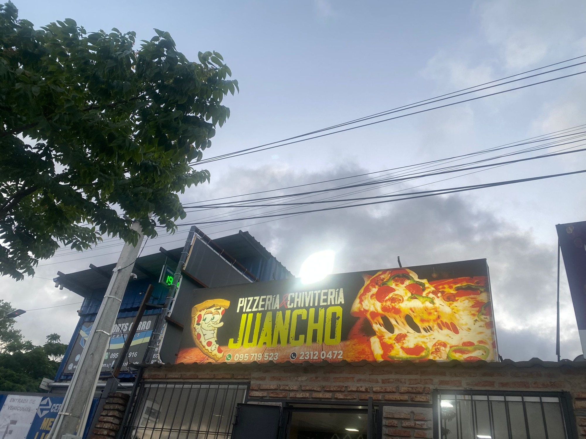 PIZZERIA JUANCHO PIZZERIA JUANCHO FAINA
MILANESAS
HAMBURGUESAS
MINUTAS
PIZZETAS
PIZZ
