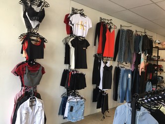 C Y G ALGO BONITO Indumentaria femenina: Remeras - Tops - Camperas de jean - Shorts - Polleras - Vestidos - Pantalones