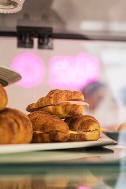 SUKKAR PASTELERÍA Medialunas