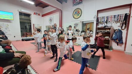 ESCUELA DE TAEKWONDO ZIYOU ATA Sembrando semillas para el futuro