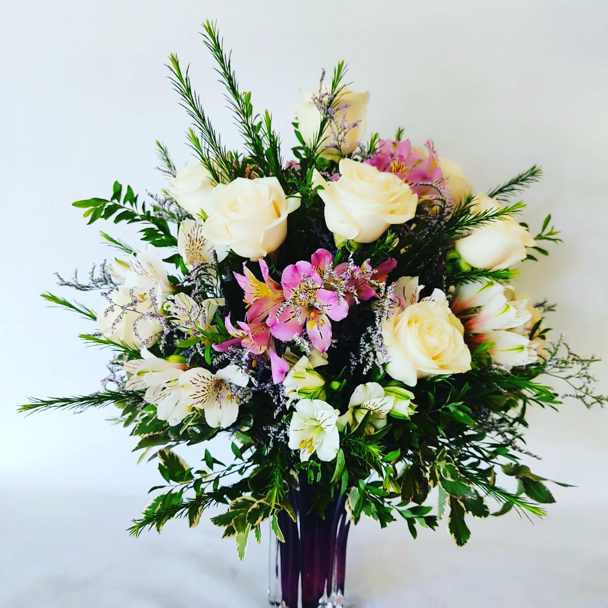 FLORERÍA JAPÓN Arreglo en florero  Variado rosas y asdromelias 