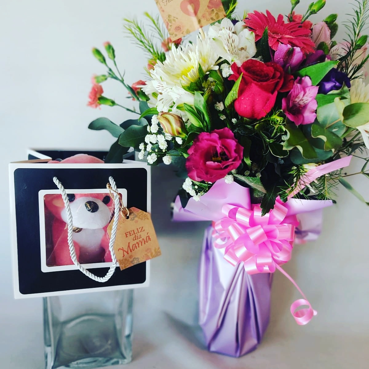 FLORERÍA JAPÓN Arreglo en florero y oso Primaveral 