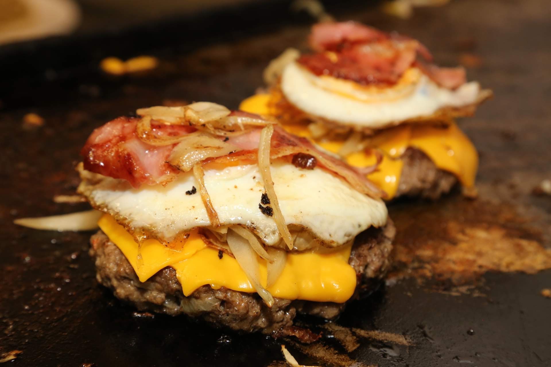 RINCONADA PIZZA-BAR Hamburguesas con cheddar, huevo, cebolla y panceta 