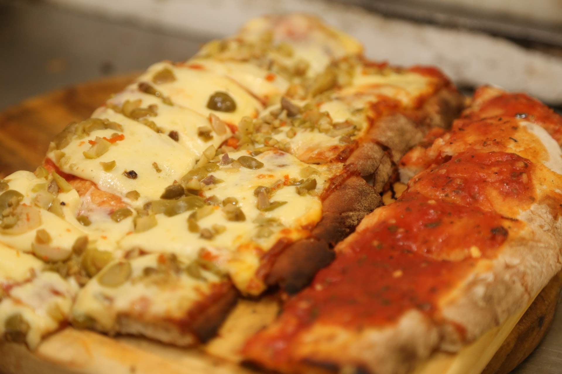 RINCONADA PIZZA-BAR Muzza con aceitunas y pizza 