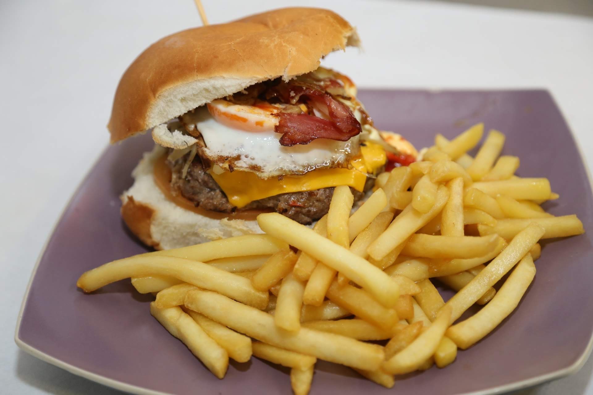 RINCONADA PIZZA-BAR Hamburguesa con cheddar, cebolla y panceta acompañada de fritas 