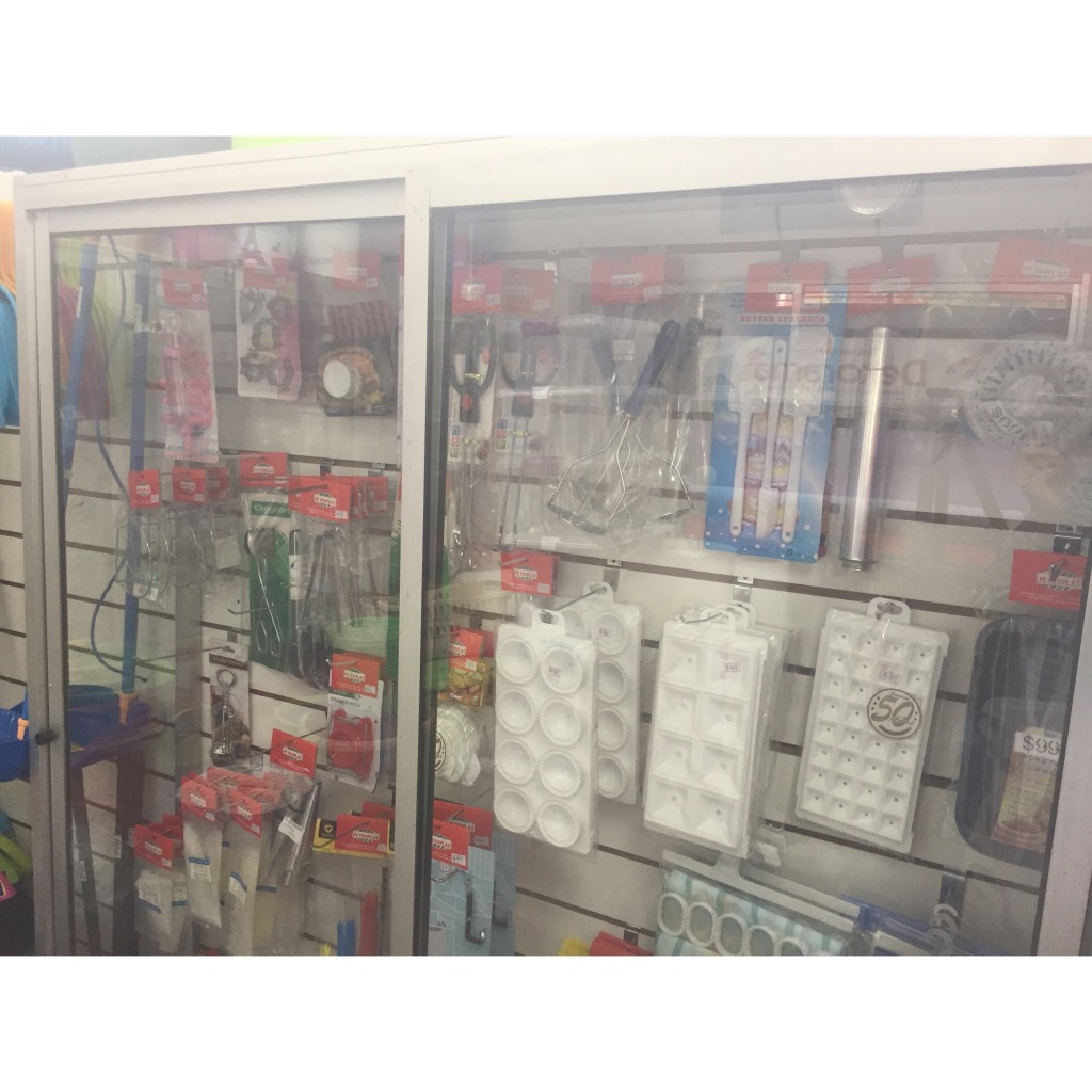 PLASTICOS PETROPLAS Bandejas para hornos, escobas, palas, exprimidores 