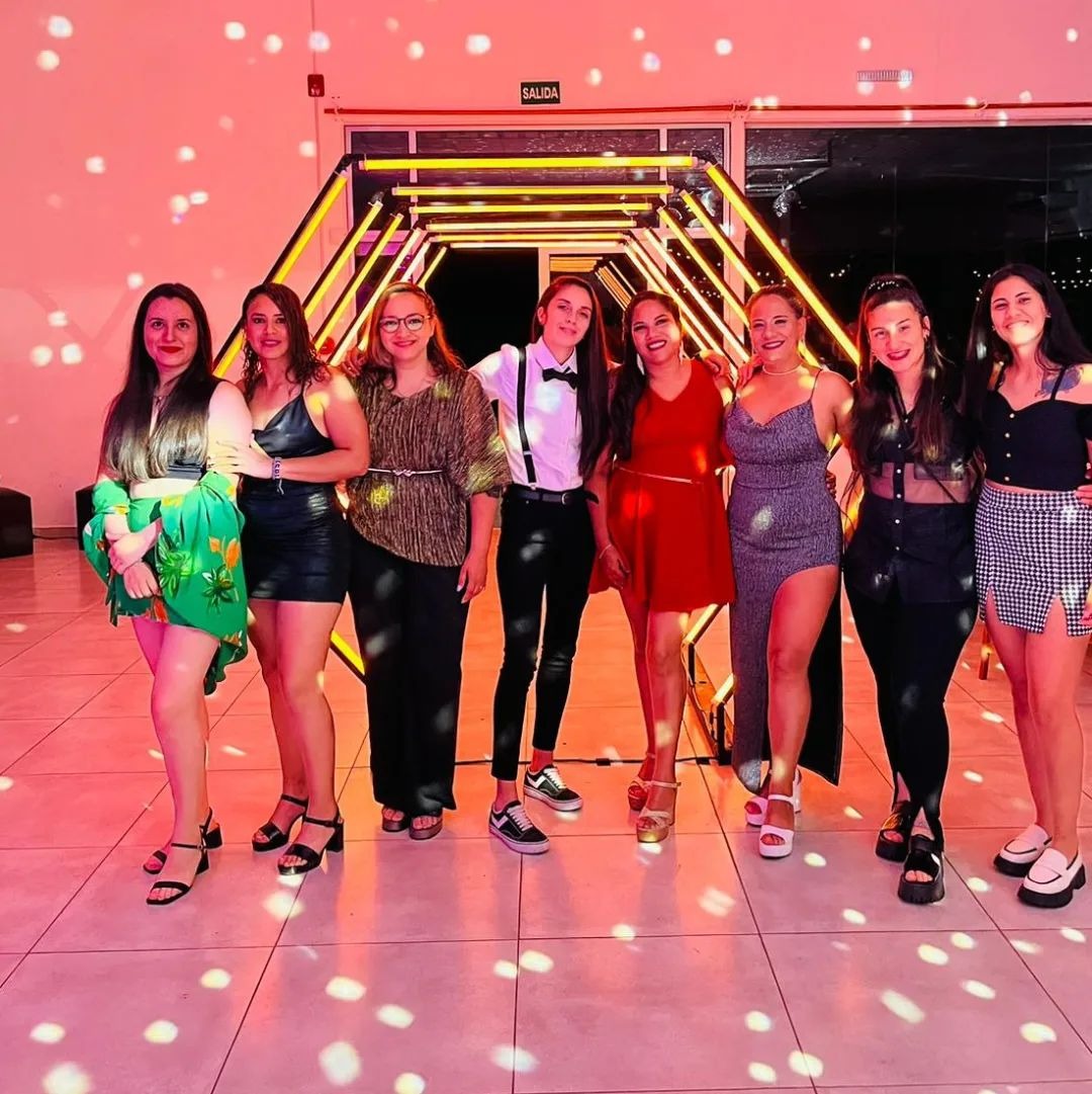 AMORA ALQUILER DE VESTIDOS  